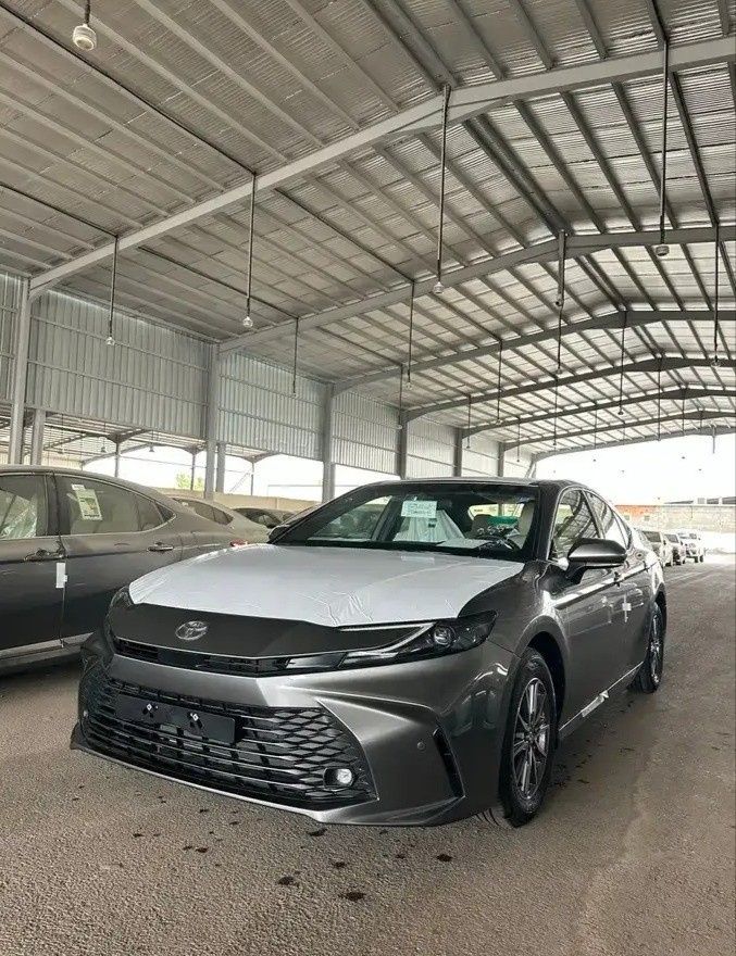 جديدة Toyota Camry التاسع (XV80), 2.5 l, 2026 في في المملكة العربية السعودية, المدينة المنورة من Faisal Al Tamayoz Cars معرض فيضل التميز للسيارات، اللون فضي. مواصفات الخليج | AUTO.AE | إعلان #269377