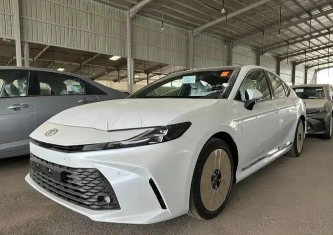 جديدة Toyota Camry التاسع (XV80), 2.5 l, 2026 في في المملكة العربية السعودية, المدينة المنورة من Faisal Al Tamayoz Cars معرض فيضل التميز للسيارات، اللون أبيض. مواصفات الخليج | AUTO.AE | إعلان #269384