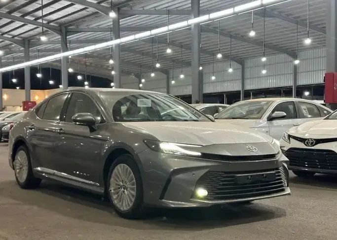 جديدة Toyota Camry التاسع (XV80), 2.5 l, 2025 في في المملكة العربية السعودية, المدينة المنورة من Faisal Al Tamayoz Cars معرض فيضل التميز للسيارات، اللون فضي. مواصفات الخليج | AUTO.AE | إعلان #269387