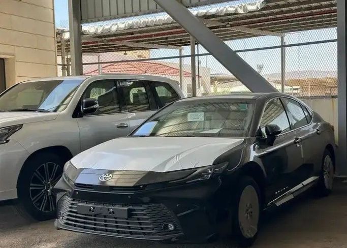 جديدة Toyota Camry التاسع (XV80), 2.5 l, 2025 في في المملكة العربية السعودية, المدينة المنورة من Faisal Al Tamayoz Cars معرض فيضل التميز للسيارات، اللون أسود. مواصفات الخليج | AUTO.AE | إعلان #269397