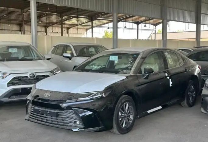 جديدة Toyota Camry التاسع (XV80), 2.5 l, 2025 في في المملكة العربية السعودية, المدينة المنورة من Faisal Al Tamayoz Cars معرض فيضل التميز للسيارات، اللون أسود. مواصفات الخليج | AUTO.AE | إعلان #269403