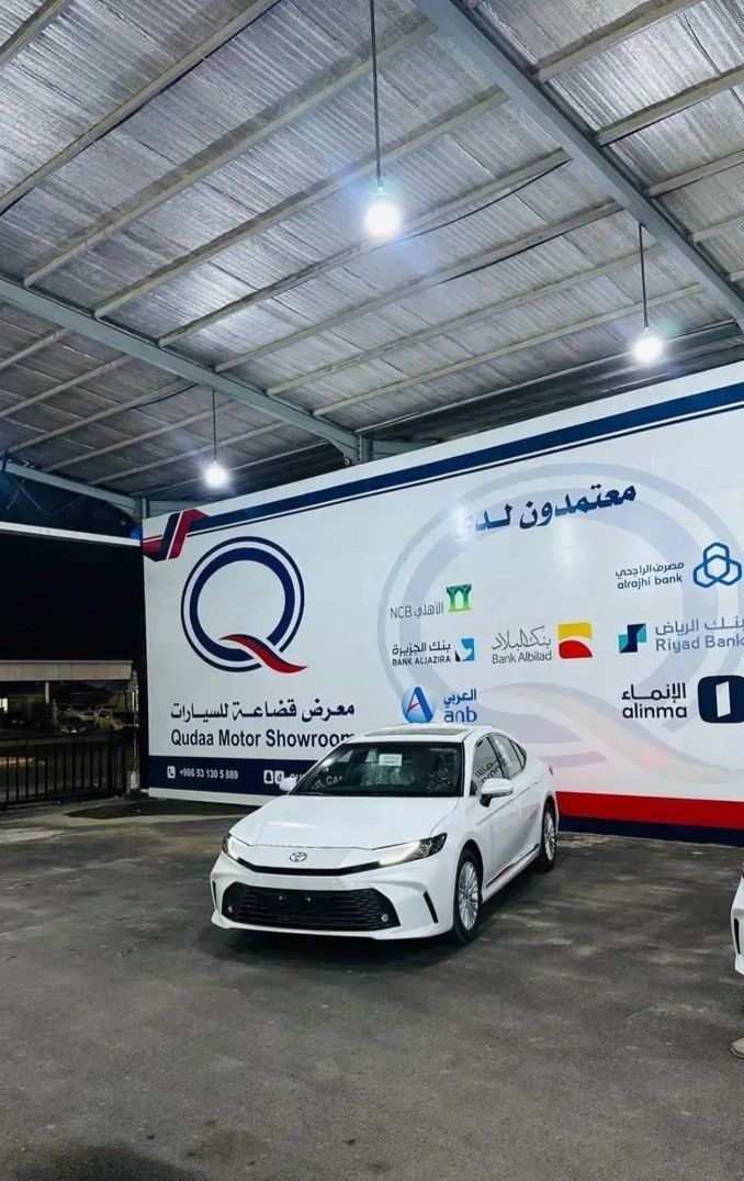 جديدة Toyota Camry التاسع (XV80), 2.5 l, 2025 في في المملكة العربية السعودية, المدينة المنورة من Qudaa Cars معرض قضاعة للسيارات، اللون أبيض. مواصفات الخليج | AUTO.AE | إعلان #269568