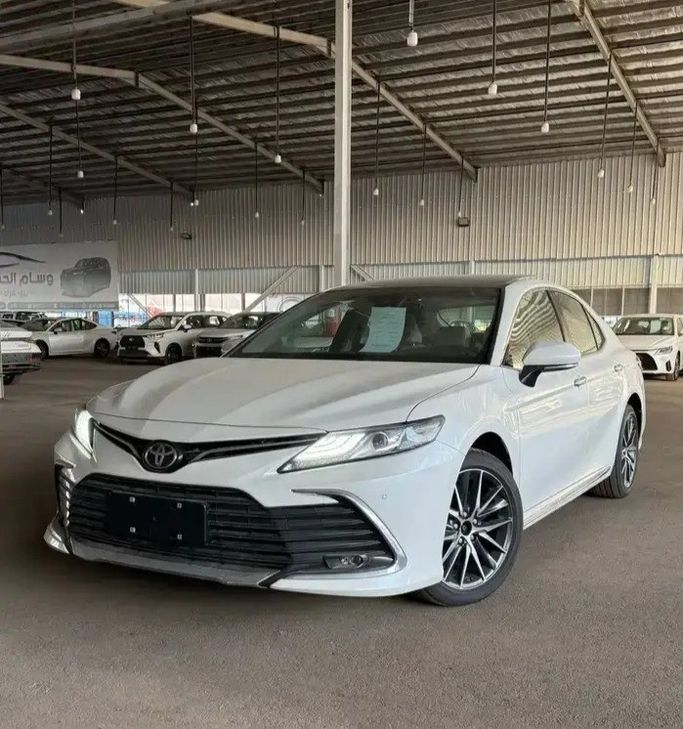 جديدة Toyota Camry عملية فيس ليفت VIII (XV70), 2.5 l, 2024 في في المملكة العربية السعودية, المدينة المنورة من Wisam Al Hejaz Cars شركة وسام الحجاز للسيارات، اللون أبيض. مواصفات الخليج | AUTO.AE | إعلان #269611