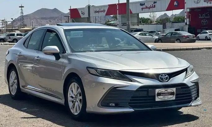 مستعملة Toyota Camry عملية فيس ليفت VIII (XV70), 2.0 l, 2023 في في المملكة العربية السعودية, المدينة المنورة من Al Aqeeq Cars معرض العقيق للسيارات، اللون فضي. أخرى | AUTO.AE | إعلان #272023