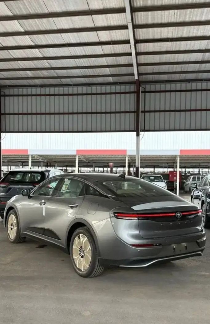 جديدة Toyota Crown السادس عشر (S230), 2.5 l, 2025 في في المملكة العربية السعودية, المدينة المنورة من Zahrat Al Eis شركة زهرة العيص للسيارات، اللون فضي. مواصفات الخليج | AUTO.AE | إعلان #268031