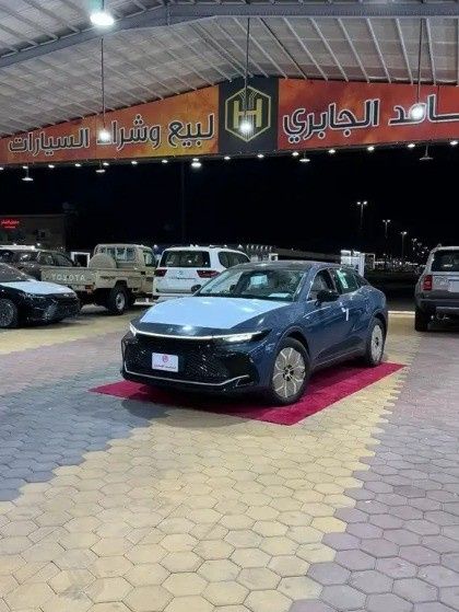 جديدة Toyota Crown السادس عشر (S230), 2.4 l, 2026 في في المملكة العربية السعودية, المدينة المنورة من Hamed Al Jabri Cars مؤسسة حامد الجابري للسيارت، اللون أزرق داكن.  | AUTO.AE | إعلان #268539