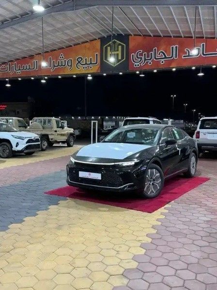 جديدة Toyota Crown السادس عشر (S230), 2.4 l, 2026 في في المملكة العربية السعودية, المدينة المنورة من Hamed Al Jabri Cars مؤسسة حامد الجابري للسيارت، اللون أسود.  | AUTO.AE | إعلان #268613