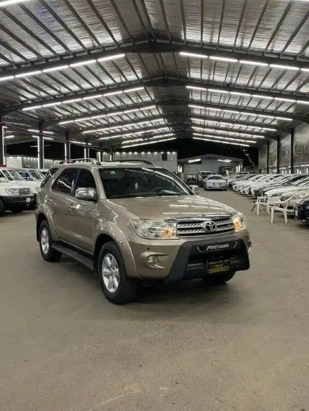 مستعملة Toyota Fortuner أنا فيس ليفت, 4.0 l, 2009 في في المملكة العربية السعودية, المدينة المنورة من Jalawi Zaben Al Alawi معرض جلوي زابن العلوي للسيارات، اللون رمادي.  | AUTO.AE | إعلان #268451