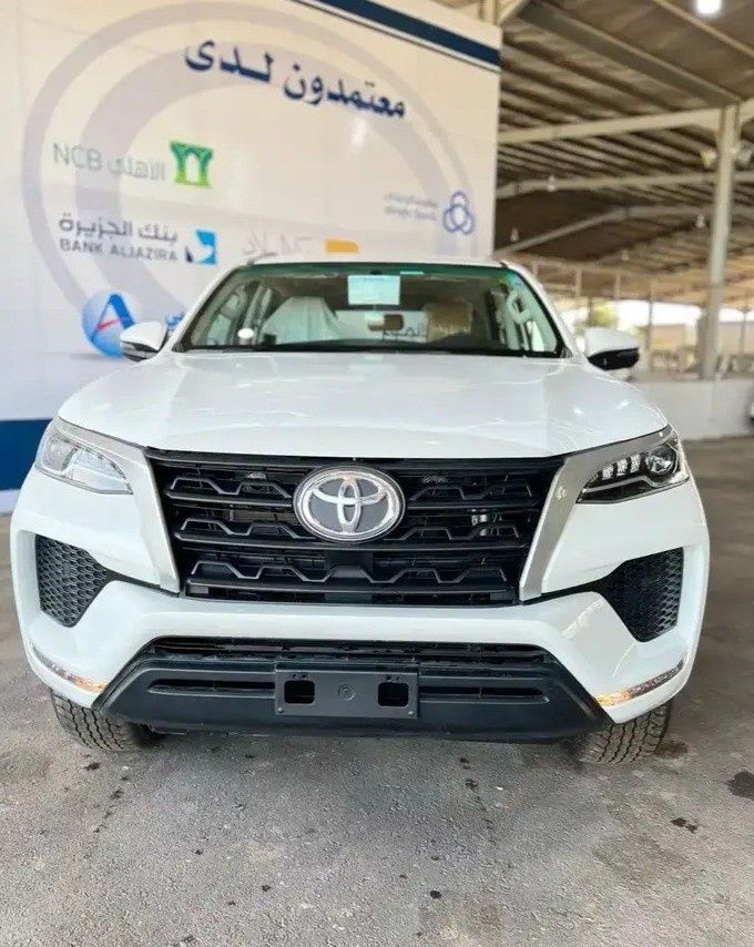 Новый Toyota Fortuner II Рестайлинг, 2.7 л, 2025 в Саудовская Аравия, Медина от Qudaa Cars معرض قضاعة للسيارات Белый цвет. GCC | AUTO.AE | Объявление #269651