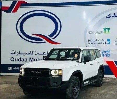 جديدة Toyota Land Cruiser Prado سلسلة 250, 2.4 l, 2026 في في المملكة العربية السعودية, المدينة المنورة من Qudaa Cars معرض قضاعة للسيارات، اللون أبيض. مواصفات الخليج | AUTO.AE | إعلان #269729