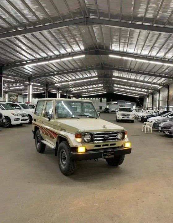 Подержанный Toyota Land Cruiser 70 Series, 4.5 л, 2006 в Саудовская Аравия, Медина от Jalawi Zaben Al Alawi معرض جلوي زابن العلوي للسيارات Светло-коричневый цвет.  | AUTO.AE | Объявление #268455