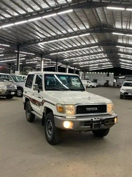 مستعملة Toyota Land Cruiser 70 Series 70 Series Facelift 1, 4.0 l, 2015 في في المملكة العربية السعودية, المدينة المنورة من Jalawi Zaben Al Alawi معرض جلوي زابن العلوي للسيارات، اللون أبيض.  | AUTO.AE | إعلان #268470