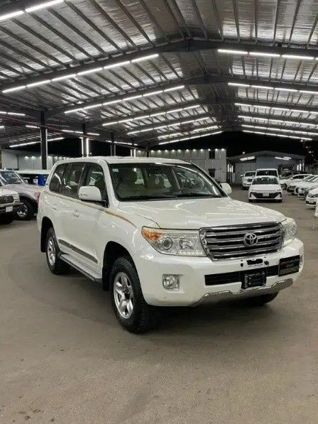Подержанный Toyota Land Cruiser 200 Series Рестайлинг 1, 4.6 л, 2015 в Саудовская Аравия, Медина от Jalawi Zaben Al Alawi معرض جلوي زابن العلوي للسيارات Белый цвет.  | AUTO.AE | Объявление #268511