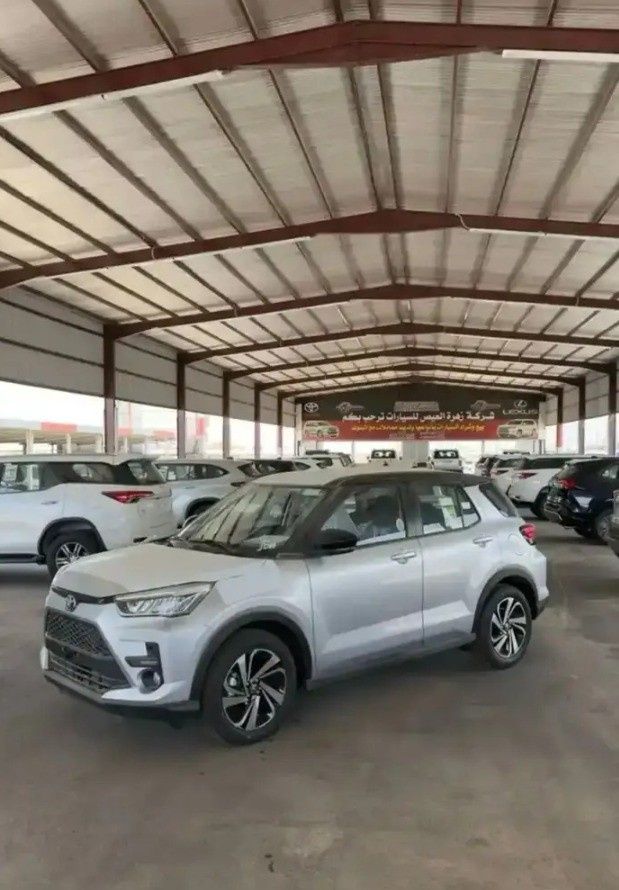 Новый Toyota Raize I, 1.0 л, 2026 в Саудовская Аравия, Медина от Zahrat Al Eis شركة زهرة العيص للسيارات Серебристый цвет. GCC | AUTO.AE | Объявление #268023
