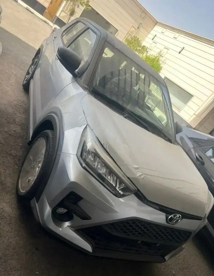 جديدة Toyota Raize I, 1.0 l, 2026 في في المملكة العربية السعودية, المدينة المنورة من Faisal Al Tamayoz Cars معرض فيضل التميز للسيارات، اللون فضي. مواصفات الخليج | AUTO.AE | إعلان #269401