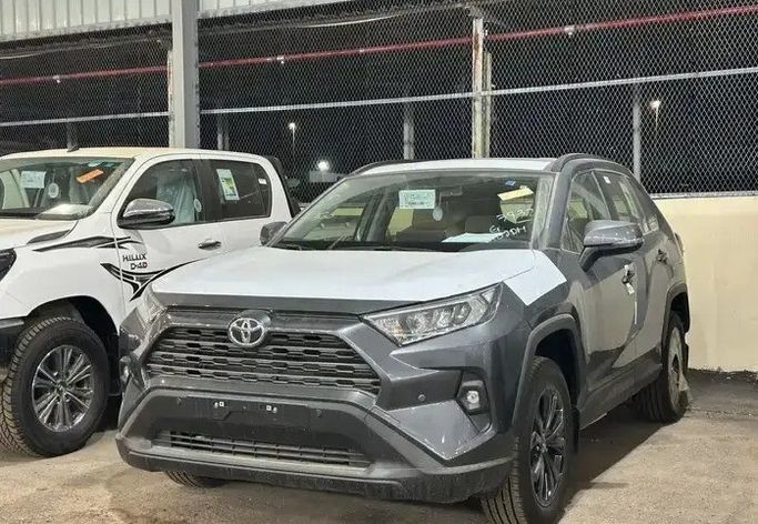 جديدة Toyota RAV4 V (XA50), 2.5 l, 2024 في في المملكة العربية السعودية, المدينة المنورة من Faisal Al Tamayoz Cars معرض فيضل التميز للسيارات، اللون فضي. مواصفات الخليج | AUTO.AE | إعلان #269449