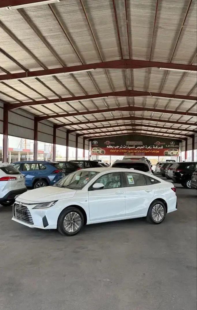Новый Toyota Yaris IV (AC100), 1.3 л, 2026 в Саудовская Аравия, Медина от Zahrat Al Eis شركة زهرة العيص للسيارات Белый цвет. GCC | AUTO.AE | Объявление #268042