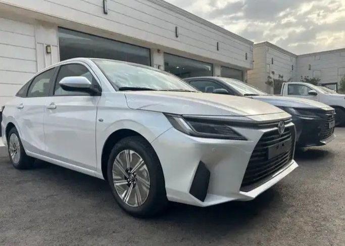 جديدة Toyota Yaris IV (AC100), 1.3 l, 2026 في في المملكة العربية السعودية, المدينة المنورة من Faisal Al Tamayoz Cars معرض فيضل التميز للسيارات، اللون أبيض. مواصفات الخليج | AUTO.AE | إعلان #269350