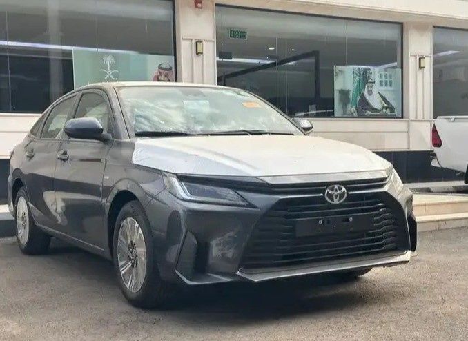 جديدة Toyota Yaris IV (AC100), 1.3 l, 2026 في في المملكة العربية السعودية, المدينة المنورة من Faisal Al Tamayoz Cars معرض فيضل التميز للسيارات، اللون رمادي. مواصفات الخليج | AUTO.AE | إعلان #269402