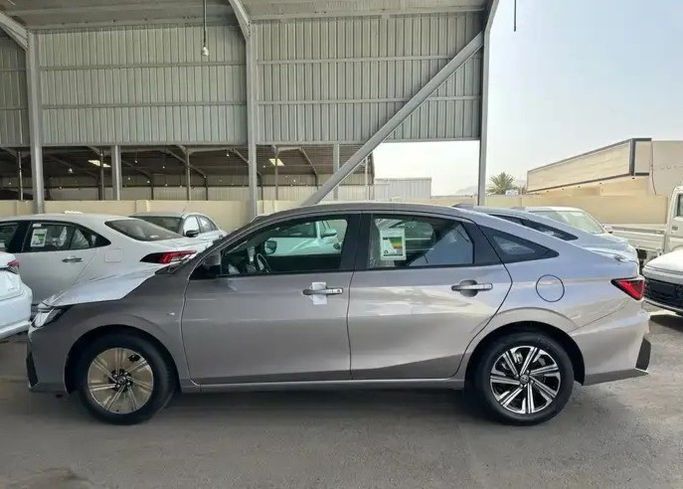 جديدة Toyota Yaris IV (AC100), 1.3 l, 2026 في في المملكة العربية السعودية, المدينة المنورة من Faisal Al Tamayoz Cars معرض فيضل التميز للسيارات، اللون فضي. مواصفات الخليج | AUTO.AE | إعلان #269499