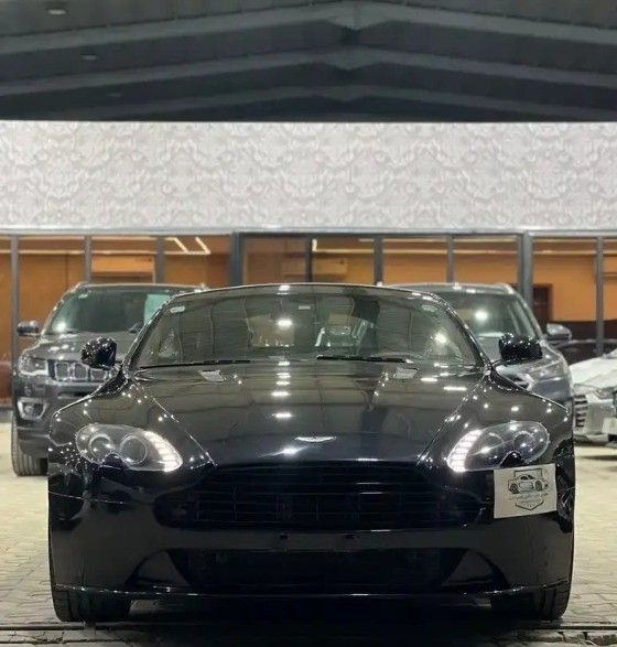 مستعملة Aston Martin V8 Vantage ثالثاً فيس ليفت, 4.7 l, 2013 في في المملكة العربية السعودية, الرياض من First Top One Cars معرض فيرست توب ون للسيارات، اللون أسود.  | AUTO.AE | إعلان #261031