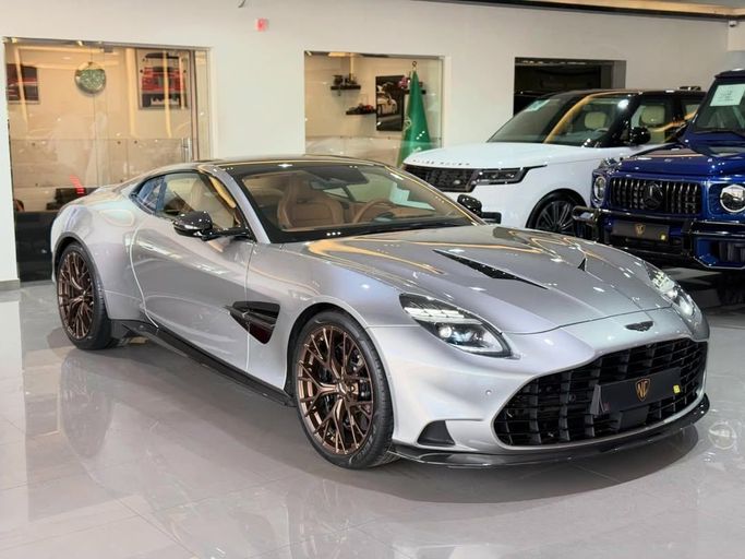 مستعملة Aston Martin Vanquish ثالثاً, 5.2 l, 2025 في في المملكة العربية السعودية, الرياض من Black Car ، اللون فضي. المواصفات الأوروبية | AUTO.AE | إعلان #256640