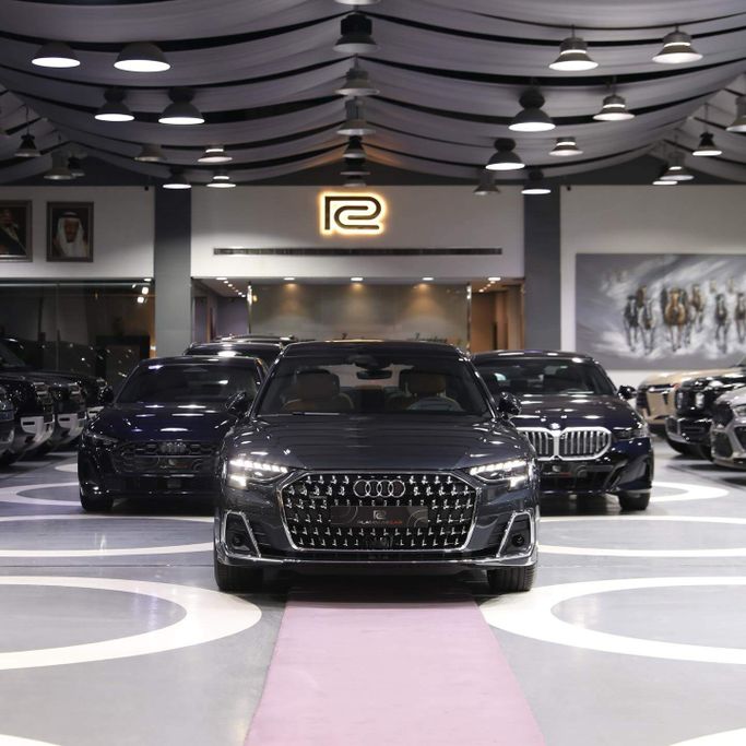 جديدة Audi A8 Long 55 TFSI عملية فيس ليفت IV (D5), 3.0 l, 2026 في في المملكة العربية السعودية, الرياض من Platinum Car، اللون رمادي. مواصفات الخليج | AUTO.AE | إعلان #255463