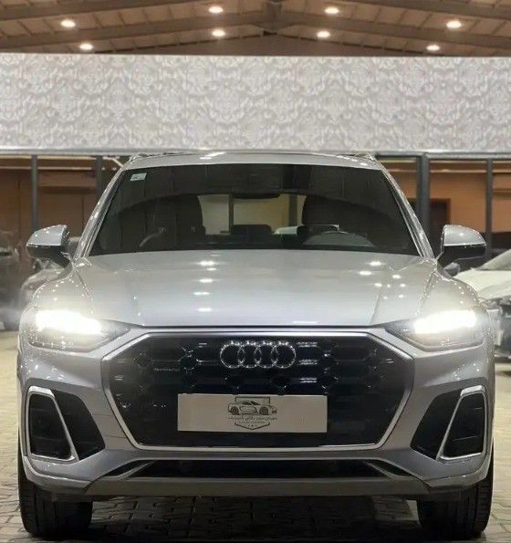 مستعملة Audi Q5 45 TFSI II (السنة المالية) فيس ليفت الثاني (FY), 2.0 l, 2021 في في المملكة العربية السعودية, الرياض من First Top One Cars معرض فيرست توب ون للسيارات، اللون فضي.  | AUTO.AE | إعلان #261168