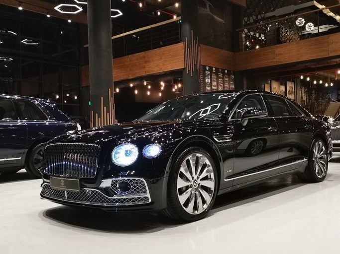 مستعملة Bentley Flying Spur ثالثاً, 6.0 l, 2020 في في المملكة العربية السعودية, الرياض من Eleven car، اللون أسود.  | AUTO.AE