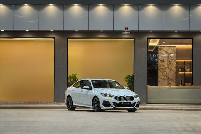 مستعملة BMW 2 Series 218i F44, 1.5 l, 2020 في في المملكة العربية السعودية, الرياض من Emad Cars  عماد كارز ، اللون أبيض. مواصفات الخليج | AUTO.AE | إعلان #255631