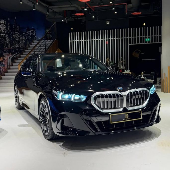 Новый BMW 5 Series 520i VIII (G60/G61/G68), 2.0 л, 2025 в Саудовская Аравия, Эр-Рияд от Eleven car Черный цвет. GCC | AUTO.AE