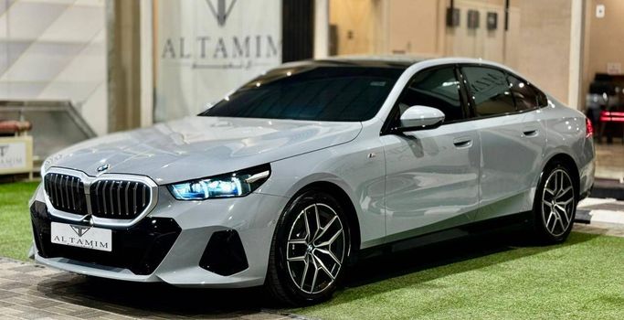 Used BMW 5 Series 520i VIII (G60/G61/G68), 2.0 l, 2025 in Saudi Arabia, Riyadh by Al Tamim ال تميم, Grey color.  | AUTO.AE | Listing #249316