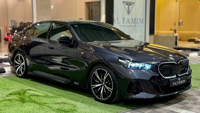 Подержанный BMW 5 Series 520i VIII (G60/G61/G68), 2.0 л, 2024 в Саудовская Аравия, Эр-Рияд от Al Tamim ال تميم Серый цвет.  | AUTO.AE | Объявление #249372