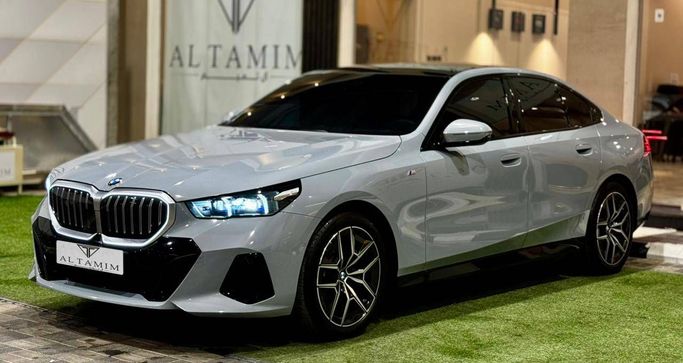 Подержанный BMW 5 Series 520i VIII (G60/G61/G68), 2.0 л, 2024 в Саудовская Аравия, Эр-Рияд от Al Tamim ال تميم Серый цвет.  | AUTO.AE | Объявление #249373