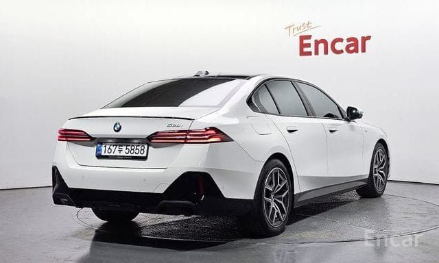 مستعملة BMW 5 Series 520i VIII (G60/ G61/ G68), 2.0 l, 2026 في في المملكة العربية السعودية, الرياض من Al Osaimi Cars معرض العصيمي للسيارات، اللون أبيض. المواصفات الكورية | AUTO.AE | إعلان #250288