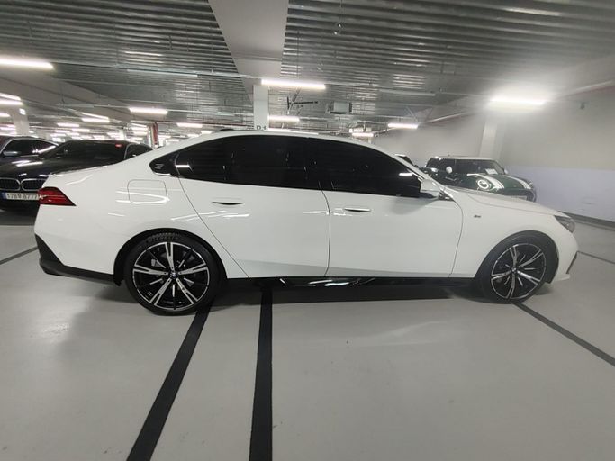 مستعملة BMW 5 Series 530i VIII (G60/ G61/ G68), 2.0 l, 2025 في في المملكة العربية السعودية, الرياض من Al Osaimi Cars معرض العصيمي للسيارات، اللون أبيض. المواصفات الكورية | AUTO.AE | إعلان #251119