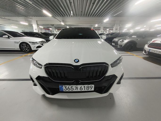 Подержанный BMW 5 Series 530i VIII (G60/G61/G68), 2.0 л, 2025 в Саудовская Аравия, Эр-Рияд от Al Osaimi Cars معرض العصيمي للسيارات Белый цвет. Корейская | AUTO.AE | Объявление #251282