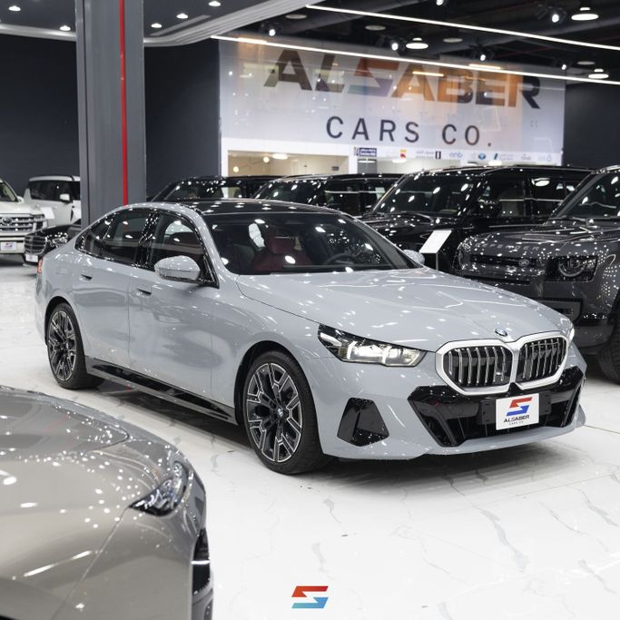 جديدة BMW 5 Series 520i VIII (G60/ G61/ G68), 2.0 l, 2026 في في المملكة العربية السعودية, الرياض من Al Saber Cars شركة السبر للسيارات، اللون فضي.  | AUTO.AE | إعلان #251481