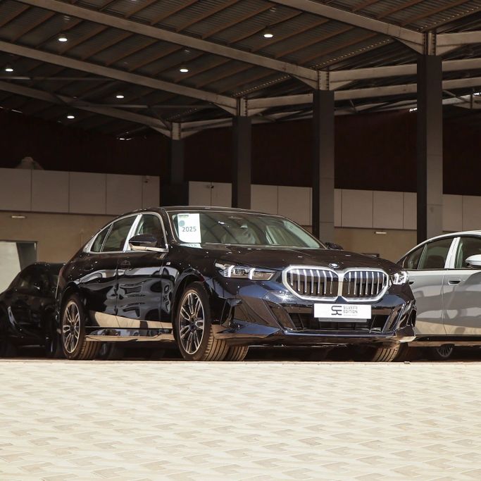 Новый BMW 5 Series 530Li VIII (G60/G61/G68), 2.0 л, 2025 в Саудовская Аравия, Эр-Рияд от Silver Edition الاصدار الفضي Черный цвет.  | AUTO.AE | Объявление #251831