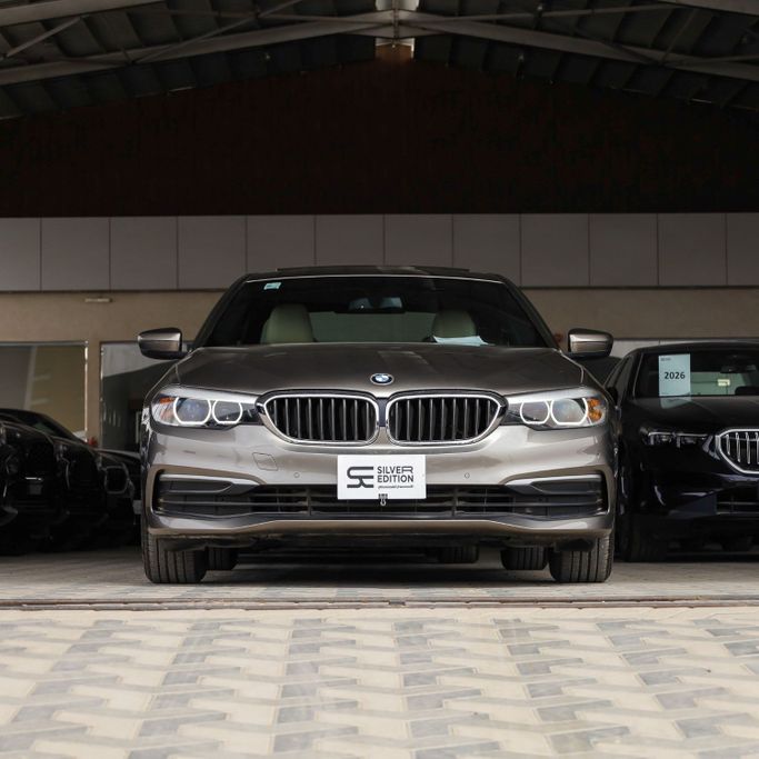 مستعملة BMW 5 Series 530i سابعاً (G30/G31), 2.0 l, 2017 في في المملكة العربية السعودية, الرياض من Silver Edition الاصدار الفضي، اللون ذهبي.  | AUTO.AE | إعلان #251834
