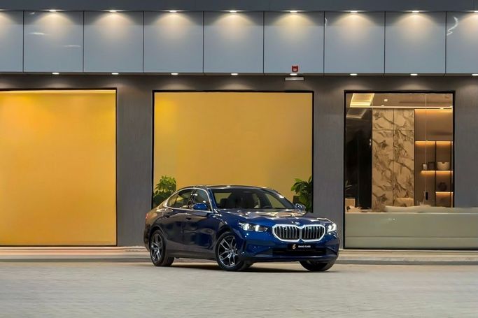 جديدة BMW 5 Series 520i VIII (G60/ G61/ G68), 2.0 l, 2026 في في المملكة العربية السعودية, الرياض من Emad Cars  عماد كارز ، اللون أزرق داكن. مواصفات الخليج | AUTO.AE | إعلان #255723