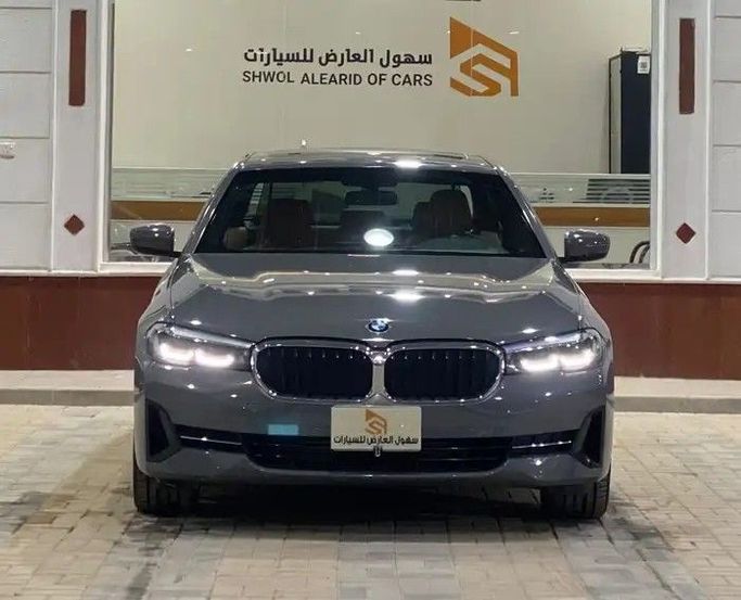 مستعملة BMW 5 Series 520i عملية فيس ليفت VII (G30/G31), 2.0 l, 2021 في في المملكة العربية السعودية, الرياض من Sahol Al Ardh معرض سهول العارض للسيارات، اللون رمادي. أخرى | AUTO.AE | إعلان #256414