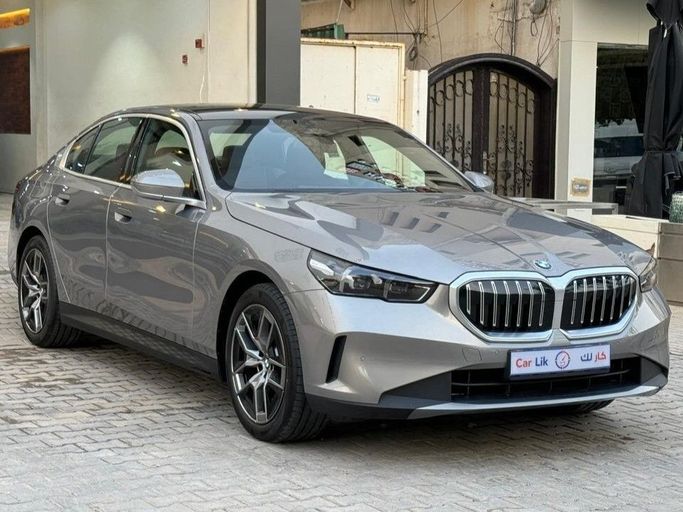 جديدة BMW 5 Series 520i VIII (G60/ G61/ G68), 2.0 l, 2025 في في المملكة العربية السعودية, الرياض من Car Lik معرض كار لك للسيارات، اللون فضي.  | AUTO.AE | إعلان #256606