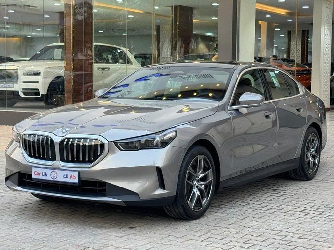 جديدة BMW 5 Series 520i VIII (G60/ G61/ G68), 2.0 l, 2025 في في المملكة العربية السعودية, الرياض من Car Lik معرض كار لك للسيارات، اللون فضي.  | AUTO.AE | إعلان #256609