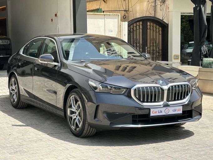 جديدة BMW 5 Series 520i VIII (G60/ G61/ G68), 2.0 l, 2025 في في المملكة العربية السعودية, الرياض من Car Lik معرض كار لك للسيارات، اللون أسود.  | AUTO.AE | إعلان #256611