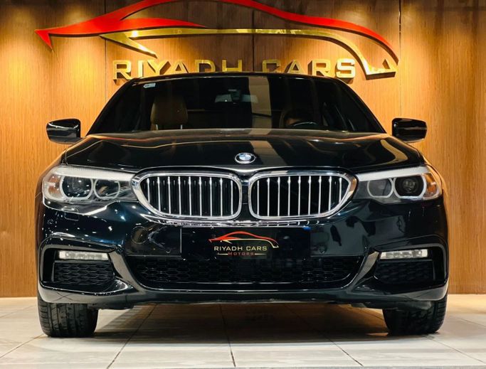 مستعملة BMW 5 Series 530i xDrive سابعاً (G30/G31), 2.0 l, 2018 في في المملكة العربية السعودية, الرياض من Riyadh Cars معرض الرياض للسيارات، اللون أسود. مواصفات الخليج | AUTO.AE | إعلان #258436