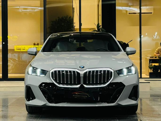 مستعملة BMW 5 Series 520i VIII (G60/ G61/ G68), 2.0 l, 2025 في في المملكة العربية السعودية, الرياض من Riyadh Cars معرض الرياض للسيارات، اللون فضي. مواصفات الخليج | AUTO.AE | إعلان #258621