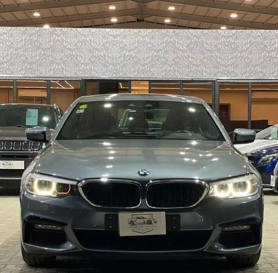 Подержанный BMW 5 Series 520i VII (G30/G31), 2.0 л, 2019 в Саудовская Аравия, Эр-Рияд от First Top One Cars معرض فيرست توب ون للسيارات Серый цвет.  | AUTO.AE | Объявление #261166