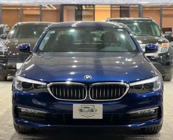 مستعملة BMW 5 Series 520i سابعاً (G30/G31), 2.0 l, 2018 في في المملكة العربية السعودية, الرياض من First Top One Cars معرض فيرست توب ون للسيارات، اللون أزرق.  | AUTO.AE | إعلان #261184