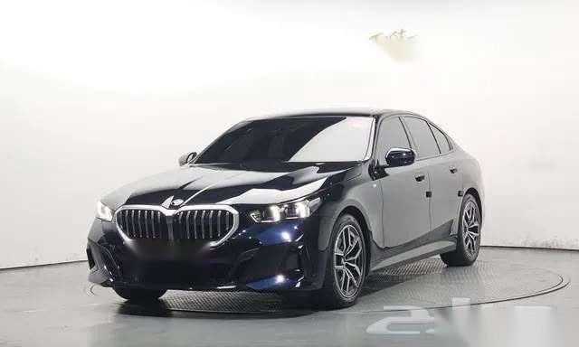 مستعملة BMW 5 Series 520i VIII (G60/ G61/ G68), 2.0 l, 2025 في في المملكة العربية السعودية, الرياض من معرض النجم الثاقب للسيارات، اللون أسود. المواصفات الكورية | AUTO.AE | إعلان #267321